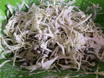 Салат из капусты с горошком и огурцом