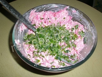 Салат из красной редьки с плавленым сыром