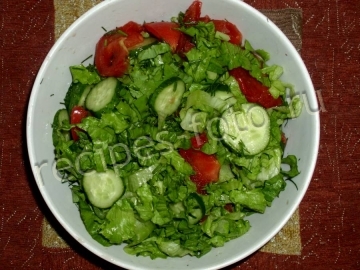 Салат из свежих огурцов, помидоров с листьями салата