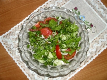 Салат из свежих огурцов, помидоров с листьями салата