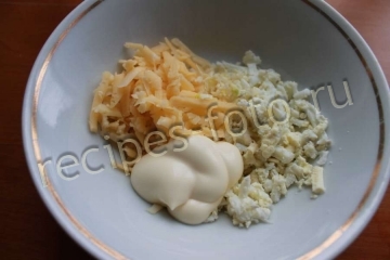Салат из сыра и яиц с чесноком