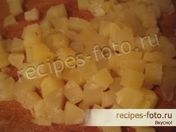 Салат с ананасами, сыром и чесноком без мяса