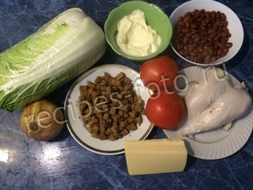 Салат с фасолью, сухариками и курицей