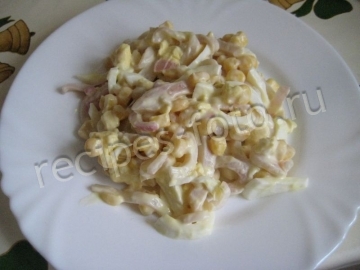 Салат с кальмарами, яйцом и кукурузой. Очень вкусный и простой рецепт