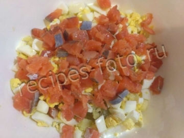 Салат с красной рыбой, картофелем и плавленым сыром