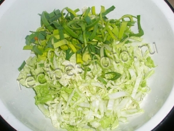 Салат с кукурузой и сухариками без мяса на скорую руку