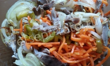 Салат с куриными желудками и морковью по-корейски