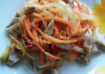Салат с куриными желудками и морковью по-корейски