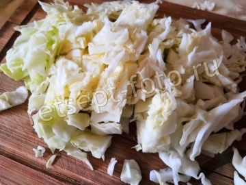 Салат с редькой, капустой и сметаной