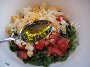 Салат с рукколой, яйцом и помидорами