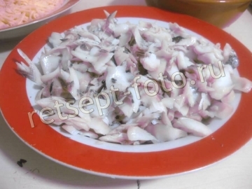 Салат с сушеными грибами и минтаем