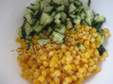 Салат с тунцом, огурцом и кукурузой на праздник