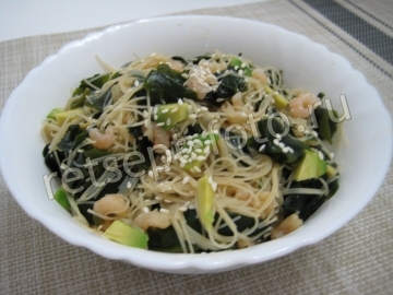 Салат с водорослями вакаме, рисовой лапшой и креветками