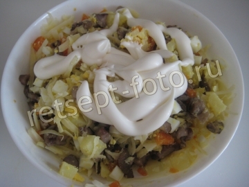 Салат с жареными маслятами и картошкой
