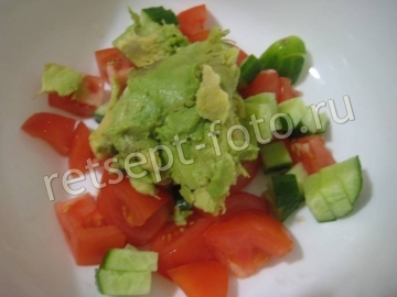 Салат со шпинатом, авокадо и брынзой