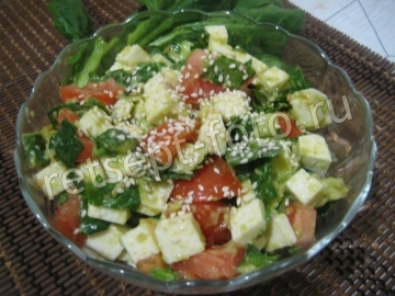 Салат со шпинатом, авокадо и брынзой