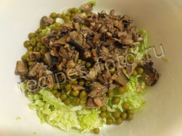 Салат со шпротами и зеленым горошком