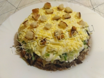 Салат со шпротами, сухариками и грибами слоями