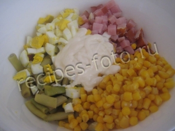 Салат со стручковой фасолью, ветчиной и кукурузой
