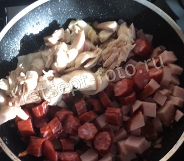 Сборная солянка с колбасой, ветчиной и курицей