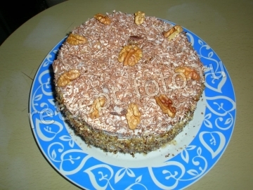 Шоколадно-ореховый торт с черносливом с и сметанным кремом