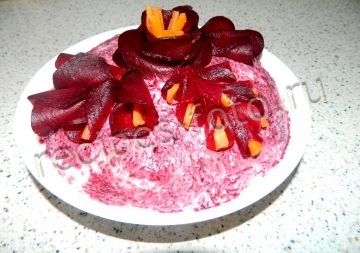 Слоеный салат "Нежность" с копченой курицей и свеклой на праздник