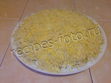 Слоеный салат из печени трески с рисом и сыром
