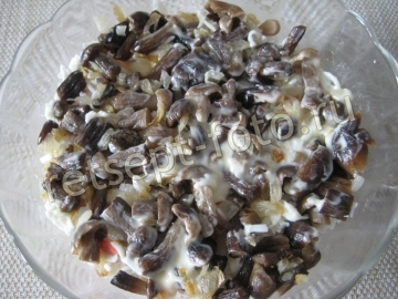 Слоеный салат с крабовыми палочками и грибами