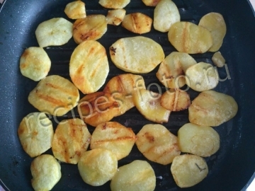 Сосиски и картофель на сковороде-гриль