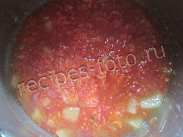 Суп томатный с колбасой и огурцами