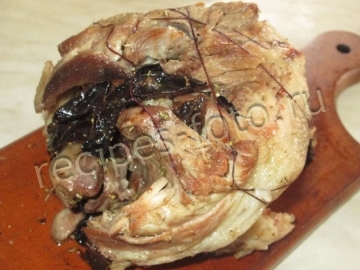 Свиная рулька с черносливом в духовке