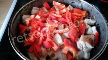 Свинина с перцем и помидорами на сковороде