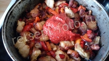 Свинина с перцем и помидорами на сковороде