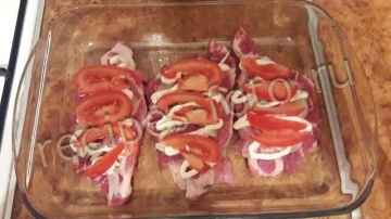 Свинина с помидорами и сыром в духовке