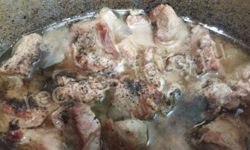 Свинина тушеная с луком и чесноком на сковороде
