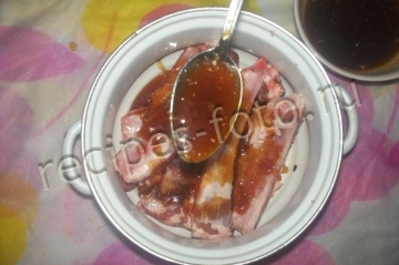 Свиные ребрышки в медово-чесночном соусе запеченные в духовке