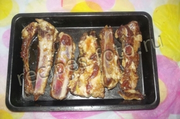 Свиные ребрышки в медово-чесночном соусе запеченные в духовке