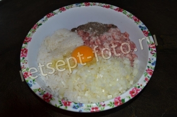 Тефтели с рисом и подливкой на сковороде