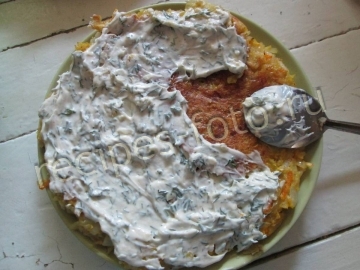 Тертая картошка с яйцом на сковороде со сметанным соусом