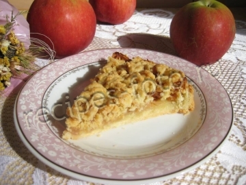Тертый песочный пирог с яблоками