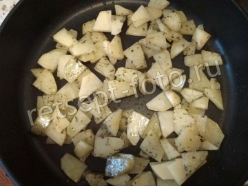 Цветная капуста с картошкой и горошком на сковороде
