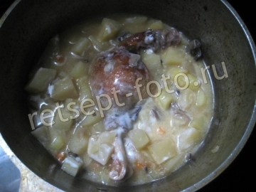 Тушеная картошка с уткой и грибами в духовке
