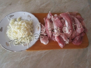 Тушеная свинина с плавленым сыром в духовке