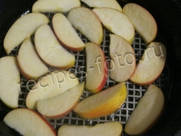 Творожная запеканка с карамелизированными яблоками в духовке