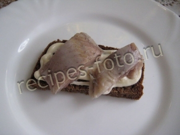 Закусочные бутерброды с селедкой и черным хлебом "Классические"