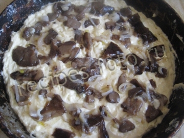 Заливной пирог с грибами и сыром на быстром тесте