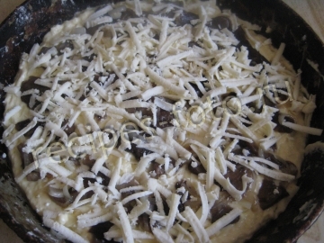 Заливной пирог с грибами и сыром на быстром тесте