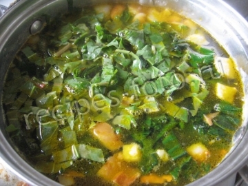 Зеленый суп из щавеля и крапивы с колбасой и вареным яйцом