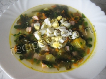 Зеленый суп из щавеля и крапивы с колбасой и вареным яйцом