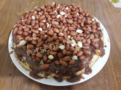 Торт с ягодным бисквитом, сгущенкой и кремом из шоколадных конфет